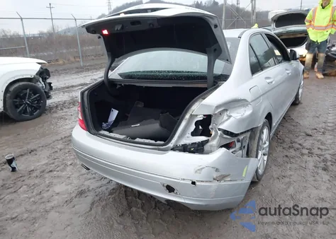 2009 Mercedes-Benz C 300 Luxury 4Matic/Sport 4Matic z USA, uszkodzony, nr VIN WDDGF81X69F216331